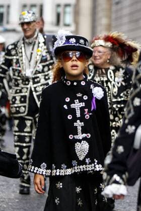 September 25, 2016 - London, London, UK - London, UK. Pearly Kings and Queens parade through the streets of city of London to St Mary Le Bow Church for a service of thanksgiving in London as they continue 140-year-old Pearly tradition on 25 September 2016 during Pearly Harvest Festival. Dressed in dark suits covered in hundreds of bright pearl buttons, the Pearly Kings and Queens of London follow the charity tradition of Henry Croft, an orphan who worked as a street sweeper in the market of Somers Town, London in the 19th century. London UK  - ZUMAl94_
