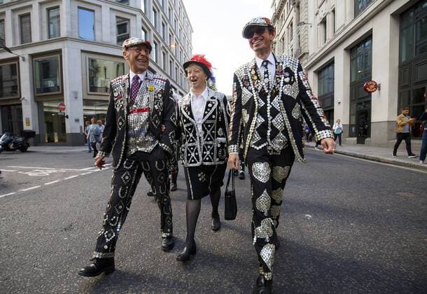 September 25, 2016 - London, London, UK - London, UK. Pearly Kings and Queens parade through the streets of city of London to St Mary Le Bow Church for a service of thanksgiving in London as they continue 140-year-old Pearly tradition on 25 September 2016 during Pearly Harvest Festival. Dressed in dark suits covered in hundreds of bright pearl buttons, the Pearly Kings and Queens of London follow the charity tradition of Henry Croft, an orphan who worked as a street sweeper in the market of Somers Town, London in the 19th century. London UK  - ZUMAl94_