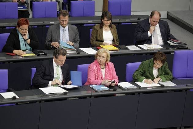 Berlin, Bundestag: Regierungsbefragung Fragestunde, Foto: Dr. Günter Krings, CDU CSU. Parlamentarischer Staatssekretär beim Bundesminister des Innern, Dr. Maria Böhmer, CDU CSU. Staatsministerin im Auswärtigen Amt, Brigitte Zypries ist parlamentarische Staatssekretärin beim Bundesminister für Wirtschaft und Energie