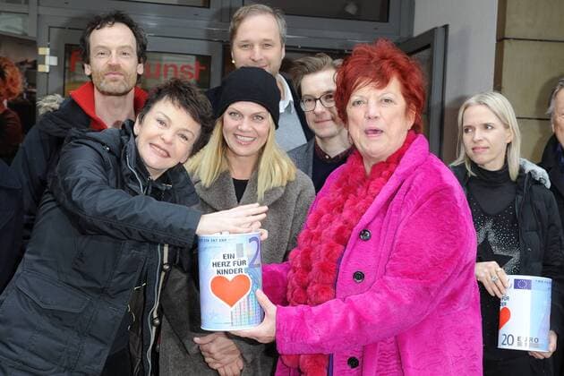 Die lange Weissensee Nacht im Kino filmkunst 66 Katrin Sass, Joerg Hartmann, Anna Loos-Liefers, Stephan Grossmann, Marc Mueller-Kaldenberg, Regina Ziegler, Annette Hess Ankunft zur ersten langen Filmnacht, Thema: Die lange Weissensee Nacht im Kino filmkust 66 mit Sammelaktion Bild hilft e.V. Ein Herz fuer Kinder am 12.03.2016