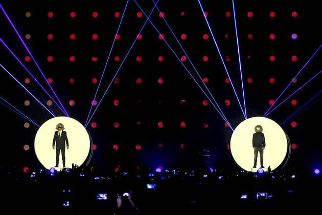 Themen der Woche Bilder des Tages Pet Shop Boys. Sänger Neil Tennant links und Keyboarder Chris Lowe ( Pet Shop Boys ) während Auftaktkonzertes ihrer SUPER European Tour am 26.11.2016 vor 7.500 Fans in der Arena Leipzig.