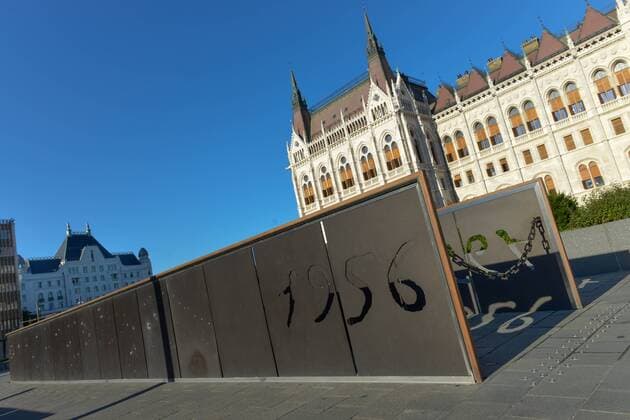 Denkmal Volksaufstand 1956, Parlamentsgebaeude, Kossuth Lajos ter, Budapest, Ungarn Denkmal Volksaufstand 1956 Parlamentsgebaeude Budapest Ungarn