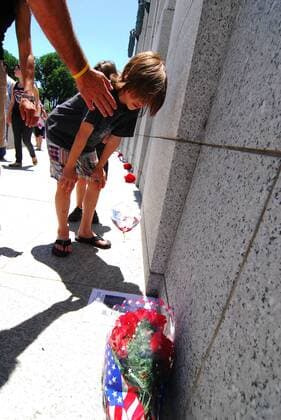 May 25, 2008 - Washington, District of Columbia, USA - A young boy and his Father read a note left at the National WWII Memorial on memorial day in Washington D.C. - ZUMAj43_ 20080525_jos_j43_038