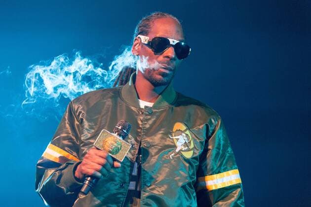Snoop Dogg Konzert in Milwaukee December 23, 2016 - Milwaukee, Wisconsin, U.S - SNOOP DOGG (CORDOZAR CALVIN BROADUS, JR.) performs live at the Riverside Theater in Milwaukee, Wisconsin Milwaukee U.S. - ZUMAs135 20161223_zap_s135_018