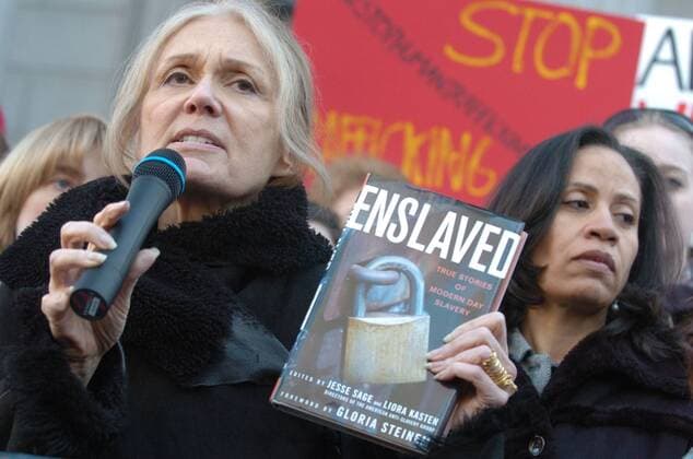 Berühmte Feministinnen, Gloria Steinem Jan 11, 2007; Manhattan, NY, USA; Feminist activist GLORIA STEINEM (L) and other New Yorkers call for a strong law against human trafficking in a press conference on the steps of State Supreme Court. Mandatory - ZUMAb09_ 20070111_bry_b09_038