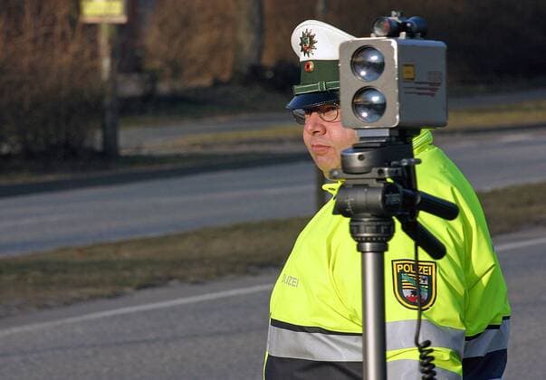 24.02.2006, Magdeburg, Sachsen-Anhalt, Deutschland - Verkehrspolizist fuehrt eine Radarkontrolle durch. (QF, europäisch, erhöhte, Geschwindigkeitsübertretung, Höchstgeschwindigkeit, Lasermessgerät, Messgerät, Radarkontrollgerät, Öffentlicher Dienst) 00S060224D703.JPG MODEL RELEASE: NO, PROPERTY RELEASE: NO MR:N