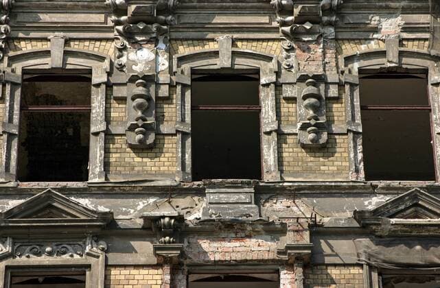 25.04.2006, Magdeburg, Sachsen-Anhalt, Deutschland - Verfallene Hausfassade. (QF, europäisch, Gebäude, Wohngebäude, zerstört, Zerstörung, abbröckeln, ablösen, bröckeln, restaurierungsbedürftig, sanierungsbedürftig, ruinös) 00S060425D712.JPG MODEL RELEASE: NOT APPLICABLE, PROPERTY RELEASE: NO MR:Y
