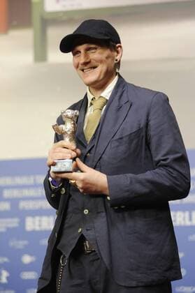 Schauspieler Georg Friedrich mit dem Silbernen Bären als bester Darsteller in dem Film HELLE NÄCHTE während der Pressekonferenz der Preisträger der 67. Berlinale snapshot-photography K.M.Krause