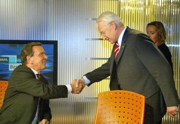 Nach den ersten Hochrechnungen zur Bundestagswahl 2002 trafen sich die Parteivorsitzenden im ARD Studio zur Berliner Rund ( Elefanten Runde ) Hier gratuliert der Kanzlerkandidat Edmund Stoiber, CSU, Bundeskanzler Gerhard Schroeder , SPD-Parteivorsitzender (li) , zu seinem Wahlerfolg . Berlin , den 22.09.2002 Berlin Deutschland Copyright: xphotothekx