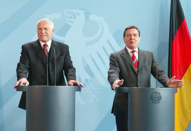 Pressekonferenz mit Bundeskanzler Gerhard Schroeder (l), SPD , und Vaclav Klaus , Praesident der Tschechischen Republik , Tschechien . Berlin , 10.04.2003, Berlin Deutschland Copyright: xT.xKxoxexhxlxexrx