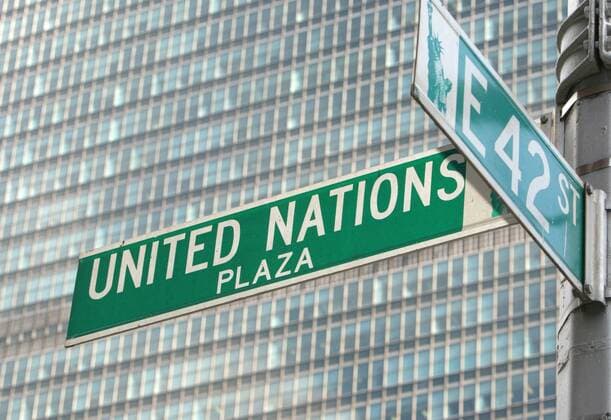 Strassenschild United Nations ; im Hintergrund das Hauptgebaeude der Vereinten Nationen in New York City , USA . 25.09.2003 , New York USA Copyright: xThomasxKoehxlerx
