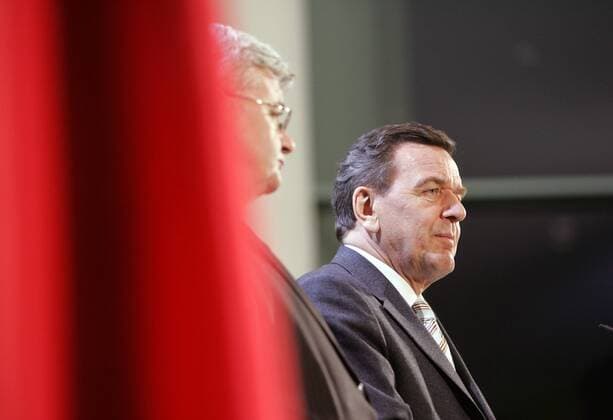 Pressekonferenz mit Bundeskanzler Gerhard Schroeder (r), SPD , und Bundesaussenminister Joschka Fischer , Gruene , nach Spitzengespraech mit den Parteivorsitzenden Angela Merkel , CDU , und Edmund Stoiber , CSU . Berlin , 17.03.2005 , Berlin Deutschland Copyright: xThomasxKoehxlerx