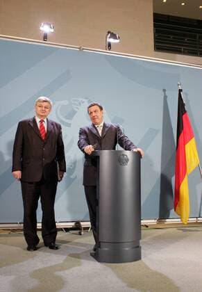 Pressekonferenz mit Bundeskanzler Gerhard Schroeder (r), SPD , und Bundesaussenminister Joschka Fischer , Gruene , nach Spitzengespraech mit den Parteivorsitzenden Angela Merkel , CDU , und Edmund Stoiber , CSU . Berlin , 17.03.2005 , Berlin Deutschland Copyright: xThomasxKoehxlerx