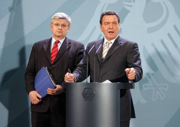 Pressekonferenz mit Bundeskanzler Gerhard Schroeder (r), SPD , und Bundesaussenminister Joschka Fischer , Gruene , nach Spitzengespraech mit den Parteivorsitzenden Angela Merkel , CDU , und Edmund Stoiber , CSU . Berlin , 17.03.2005 , Berlin Deutschland Copyright: xThomasxKoehxlerx