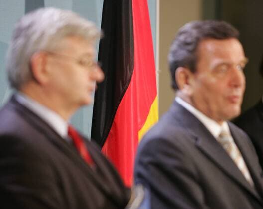 Pressekonferenz mit Bundeskanzler Gerhard Schroeder (r), SPD , und Bundesaussenminister Joschka Fischer , Gruene , nach Spitzengespraech mit den Parteivorsitzenden Angela Merkel , CDU , und Edmund Stoiber , CSU . Berlin , 17.03.2005 , Berlin Deutschland Copyright: xThomasxKoehxlerx