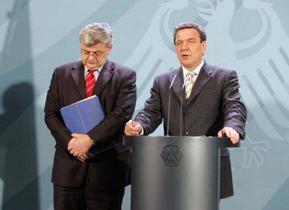 Pressekonferenz mit Bundeskanzler Gerhard Schroeder (r), SPD , und Bundesaussenminister Joschka Fischer , Gruene , nach Spitzengespraech mit den Parteivorsitzenden Angela Merkel , CDU , und Edmund Stoiber , CSU . Berlin , 17.03.2005 , Berlin Deutschland Copyright: xThomasxKoehxlerx
