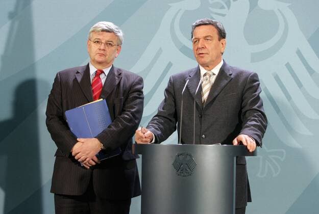 Pressekonferenz mit Bundeskanzler Gerhard Schroeder (r), SPD , und Bundesaussenminister Joschka Fischer , Gruene , nach Spitzengespraech mit den Parteivorsitzenden Angela Merkel , CDU , und Edmund Stoiber , CSU . Berlin , 17.03.2005 , Berlin Deutschland Copyright: xThomasxKoehxlerx