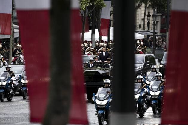 Paris, France le 14 Mai, 2017 - Le president de la rŽpublique participe a la cŽrŽmonie d hommage au soldat inconnu a l Arc de Triomphe - Emmanuel Macron remonte l avenue des Champs ElysŽes avec un vŽhicule militaire Command car __  Copyright: xVincentxIsorex