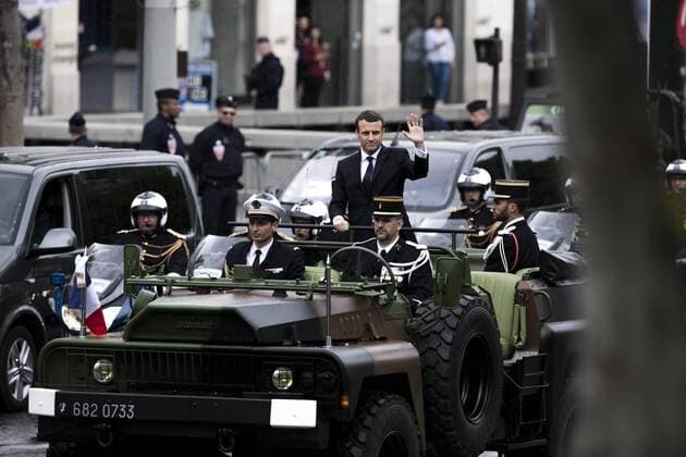 Paris, France le 14 Mai, 2017 - Le president de la rŽpublique participe a la cŽrŽmonie d hommage au soldat inconnu a l Arc de Triomphe - Emmanuel Macron remonte l avenue des Champs ElysŽes avec un vŽhicule militaire Command car __  Copyright: xVincentxIsorex