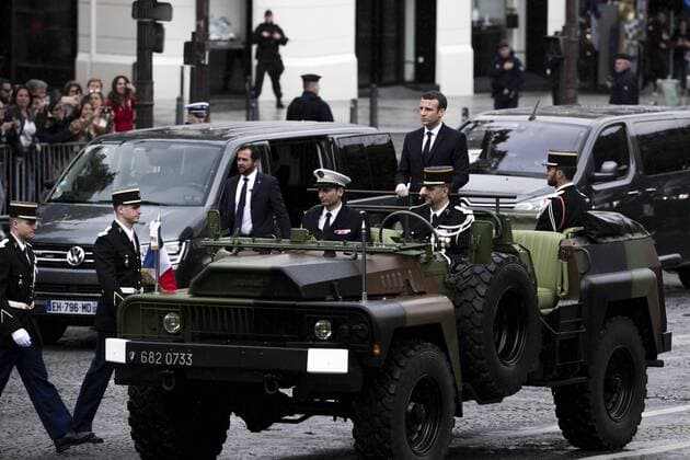 Paris, France le 14 Mai, 2017 - Le president de la rŽpublique participe a la cŽrŽmonie d hommage au soldat inconnu a l Arc de Triomphe - Emmanuel Macron remonte l avenue des Champs ElysŽes avec un vŽhicule militaire Command car __  Copyright: xVincentxIsorex