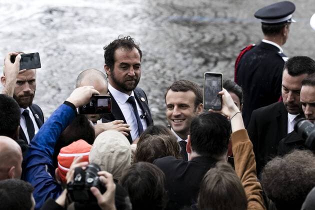 Paris, France le 14 Mai, 2017 - Le president de la rŽpublique participe a la cŽrŽmonie d hommage au soldat inconnu a l Arc de Triomphe - Emmanuel Macron vient saluer la foule __  Copyright: xVincentxIsorex