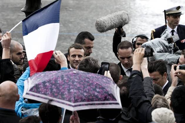 Paris, France le 14 Mai, 2017 - Le president de la rŽpublique participe a la cŽrŽmonie d hommage au soldat inconnu a l Arc de Triomphe - Emmanuel Macron vient saluer la foule __  Copyright: xVincentxIsorex