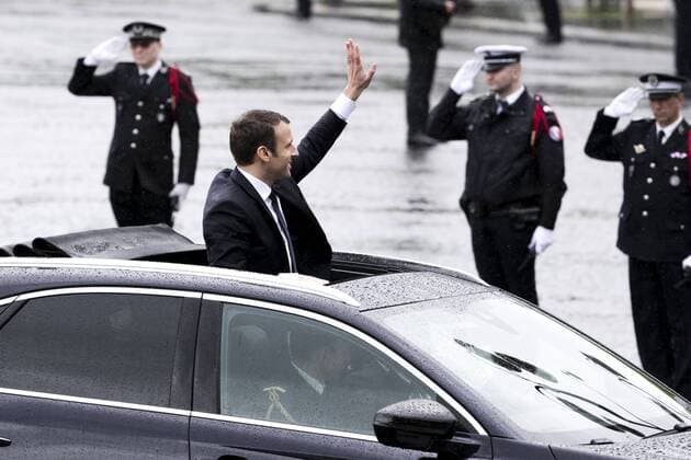 Paris, France le 14 Mai, 2017 - Le president de la rŽpublique participe a la cŽrŽmonie d hommage au soldat inconnu a l Arc de Triomphe - Emmanuel Macron a bord de la DS7 __  Copyright: xVincentxIsorex