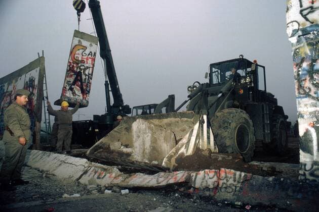 Mauerdurchbruch fuer den neuen Grenzuebergang. Berlin, 09.11.1989, Â Berlin Deutschland Copyright: xThomasxImox