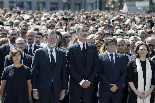 Bilder des Tages (From left, front) Spanish Vice Prime Minister, Soraya Saenz de Santamaria; Prime Minister, Mariano Rajoy; Spain s King Felipe VI; Catalonian Regional President, Carles Puigdemont; Barcelona s Mayor, Ada Colau; Spanish Home Minister, Juan Ignacio Zoido, observe a minute silence at Catalonia Square, in Barcelon, northeastern Spain, 18 August 2017, to mark 13 dead people and some 100 others injured in terrorist attacks committed a day before in Barcelona and Cambrils cities. Minute silence to pay tribute to victims a day after attacks in Catalonia !ACHTUNG: NUR REDAKTIONELLE NUTZUNG! Copyright: xAndreuxDalmaux GRA002 20170818-636386573236285460