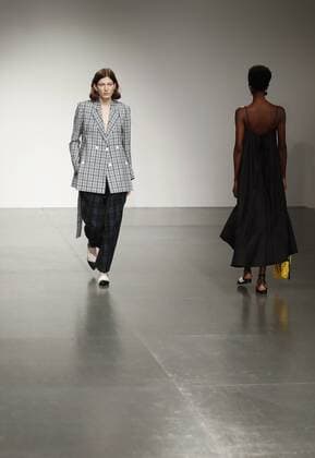 (170915) -- LONDON, Sept. 15, 2017 -- Models present creations of Eudon Choi Spring Summer 2018 collection during London Fashion Week in London, Britain, Sept. 15, 2017. ) BRITAIN-LONDON-FASHION WEEK-EUDON CHOI HanxYan