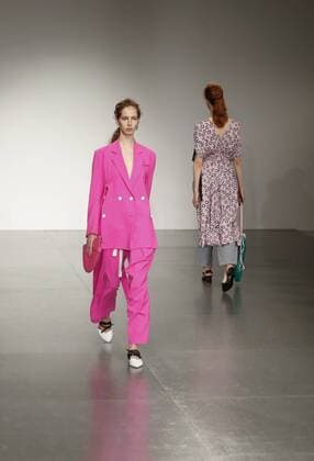 (170915) -- LONDON, Sept. 15, 2017 -- Models present creations of Eudon Choi Spring Summer 2018 collection during London Fashion Week in London, Britain, Sept. 15, 2017. ) BRITAIN-LONDON-FASHION WEEK-EUDON CHOI HanxYan