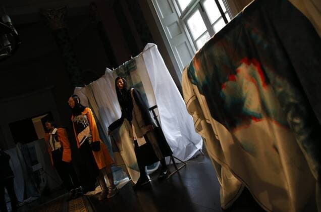 (170915) -- LONDON, Sept. 15, 2017 -- Models present creations of Haizhen Wang Spring Summer Collection 2018 during London Fashion Week in London, Britain, on Sept. 15, 2017. ) BRITAIN-LONDON-LONDON FASHION WEEK-HAIZHEN WANG-PRESENTATION HanxYan