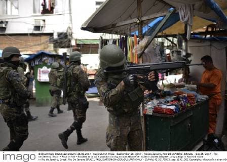 September 25, 2017 - Rio De Janeiro, RIO DE JANEIRO, BRAZIL - Set 25, 2017 - Rio de Janeiro, Brazil - Rock in Rio - Soldiers take up a position during an operation after violent clashes between drug gangs in Rocinha slum in Rio de Janeiro, Brazil. Rio De Janeiro BRAZIL - ZUMAt142 20170925_zap_t142_002 Copyright: xFabioxTeixeirax