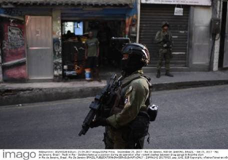 September 25, 2017 - Rio De Janeiro, RIO DE JANEIRO, BRAZIL - Set 25, 2017 - Rio de Janeiro, Brazil - Rock in Rio - Soldiers take up a position during an operation after violent clashes between drug gangs in Rocinha slum in Rio de Janeiro, Brazil. Rio De Janeiro BRAZIL - ZUMAt142 20170925_zap_t142_018 Copyright: xFabioxTeixeirax