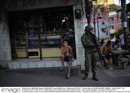 September 25, 2017 - Rio De Janeiro, RIO DE JANEIRO, BRAZIL - Set 25, 2017 - Rio de Janeiro, Brazil - Rock in Rio - Soldiers take up a position during an operation after violent clashes between drug gangs in Rocinha slum in Rio de Janeiro, Brazil. Rio De Janeiro BRAZIL - ZUMAt142 20170925_zap_t142_004 Copyright: xFabioxTeixeirax