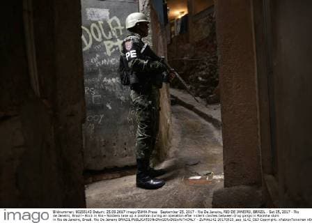 September 25, 2017 - Rio De Janeiro, RIO DE JANEIRO, BRAZIL - Set 25, 2017 - Rio de Janeiro, Brazil - Rock in Rio - Soldiers take up a position during an operation after violent clashes between drug gangs in Rocinha slum in Rio de Janeiro, Brazil. Rio De Janeiro BRAZIL - ZUMAt142 20170925_zap_t142_013 Copyright: xFabioxTeixeirax