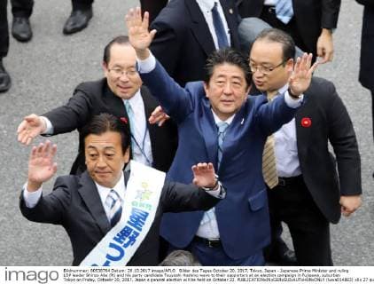 Bilder des Tages October 20, 2017, Tokyo, Japan - Japanese Prime Minister and ruling LDP leader Shinzo Abe (R) and his party candidate Tsuyoshi Hoshino wave to their supporters at an election campaign in Fujisawa, suburban Tokyo on Friday, Octoebr 20, 2017. Japan s general election will be held on October 22.  (lwxa014883)