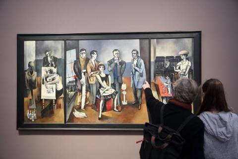 Besucher betrachten das Gemälde Die Freunde (Harald Metzkes, 1957) während eines Rundgangs in der Ausstellung Hinter der Maske - Künstler in der DDR im Museum Barberini in Potsdam, 26. Oktober 2017. Ausstellungsdauer 29. Oktober 2017 bis 4. Februar 2018. Ausstellung Hinter der Maske Künstler in der DDR