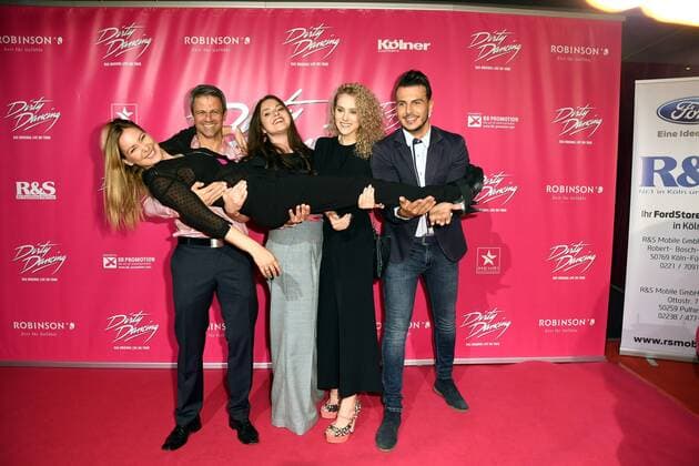 Die Schauspieler der RTL Serie unter uns Jens Hajek, Antonia Michalsky Pauline Angert Cronis Karakassidis halten Astrid Leberti kommt am 26.10.2017 in Köln zur Deutschlandpremiere des Musical Dirty Dancing.