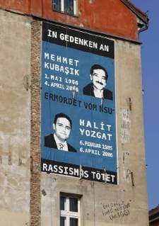 Berlin-Kreuzberg - März 2014 Seit dem 25.3.2014, hängt mitten in Kreuzberg an der Wand des Hauses Oranienstr. Ecke Manteuffelstr. ein 3x6m großes Wandbild weithin sichtbar über die gesamte Kreuzung am Görlitzer Bahnhof. Zu sehen: zwei Porträts. Zu lesen: die Namen Mehmet Kubasik und Halit Yozgat mit Geburts- und Todesdaten. Eingerahmt vom Text: In Gedenken an , ermordet vom NSU und Rassismus tötet . Bereits im September 2013 wurde ein Plakat in Gedenken an Enver Simsek, der am 09.09.2000 in Nürnberg vom NSU ermordet wurde, an derselben Hauswand aufgehängt.