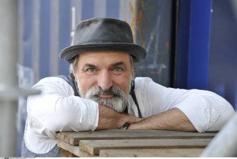Andreas Hoppe (Schauspieler) 10 17 thg Andreas Hoppe am 12. Oktober 2017 w hrend der Frankfurter Buchmesse Messe Literaturmesse Literatur Frankfurt Main Deutschland deutsch deutscher Mann Schauspiel Film TV Fernsehen german actor quer drauáen halb Portrait stehend aufgesttzt aufsttzend Container öberseecontainer Baustelle Hafen Containerhafen Paletten Europaletten Euro