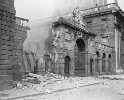 The Great Battle of Dublin . The capture of the Four Courts in Dublin . The gap torn in the front of the Four Courts showing the damage near the main entrance under the Dome . 1 July 1922, Ireland Copyright: Topfoto  UnitedArchivesEU008460