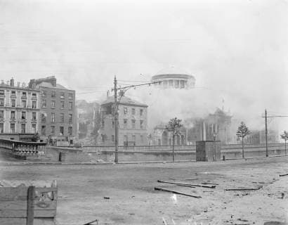 The Great Battle of Dublin The capture of the Four Courts in Dublin . The Four Courts ablaze from end to end after the explosion . 1 July 1922, Ireland Copyright: Topfoto  UnitedArchivesEU008462