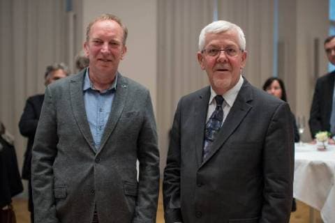 Politik Berlin Verabschiedung Stasibeauftragter Verabschiedung des Stasibeauftragten des Landes Berlin. Am Freitag den 24. November 2017 wurde Martin Gutzeit als langjaehriger Stasibeauftragter des Landes vom Parlamentspraesident Ralf Wieland und dem Regierenden Buergermeister Michael Mueller verabschiedet. Nach 25 Jahren wird Gutzeit von Wolfram Tom Sello abgeloest. Im Bild vlnr.: Wolfram Tom Sello und Martin Gutzeit. 24.11.2017, Berlin