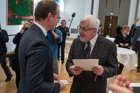 Politik Berlin Verabschiedung Stasibeauftragter Verabschiedung des Stasibeauftragten des Landes Berlin. Am Freitag den 24. November 2017 wurde Martin Gutzeit als langjaehriger Stasibeauftragter des Landes vom Parlamentspraesident Ralf Wieland und dem Regierenden Buergermeister Michael Mueller verabschiedet. Nach 25 Jahren wird Gutzeit von Wolfram Tom Sello abgeloest. Im Bild vlnr.: Buergermeister Michael Mueller und Martin Gutzeit. 24.11.2017, Berlin