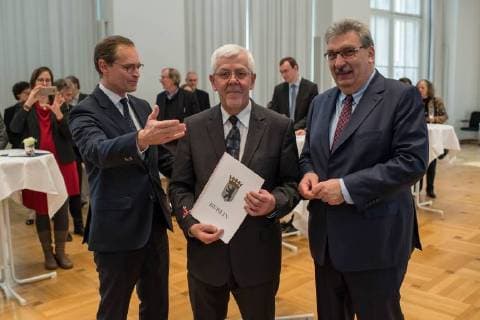 Politik Berlin Verabschiedung Stasibeauftragter Verabschiedung des Stasibeauftragten des Landes Berlin. Am Freitag den 24. November 2017 wurde Martin Gutzeit als langjaehriger Stasibeauftragter des Landes vom Parlamentspraesident Ralf Wieland und dem Regierenden Buergermeister Michael Mueller verabschiedet. Nach 25 Jahren wird Gutzeit von Wolfram Tom Sello abgeloest. Im Bild vlnr.: Buergermeister Michael Mueller, Martin Gutzeit und Ralf Wieland. 24.11.2017, Berlin
