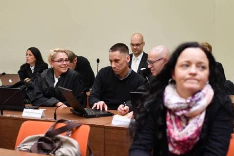 392. Verhandlungstag im NSU-Prozess Der Angeklagte Ralf Wohlleben und seine Anwaelte Nicole Schneiders und Olaf Klemke unterhalten sich am Dienstag (28.11.2017) im Landgericht in Muenchen beim 392. Verhandlungstag im NSU-Prozess.