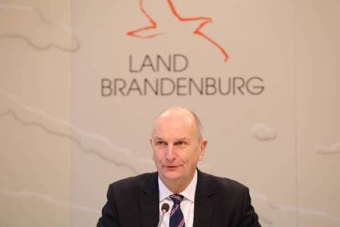 Ministerpräsident Dietmar Woidke (SPD) spricht auf einer Pressekonferenz zum Nachtragshaushalt 2018, Brandenburger Staatskanzlei, Potsdam, 19. Dezember 2017. Brandenburg PK zum Nachtragshaushalt 2018