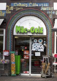 Fachwerkhaus in der Altstadt von Höxter, reichlich verziert, Eingang der Billig Kaufhaus Kette Mäc-Geiz,