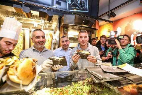 Themen der Woche Bilder des Tages Koeln Mangal Doener Eroeffnung mit Lukas Podolski an der Bonner Str. 1 Chlodwigplatz Koeln Copyright: xBenjaminxHorn xEibner-Pressefotox EP_bhorn
